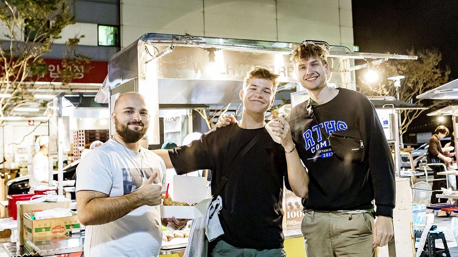 Foreigners enjoying snacks at Wolhwa Street Park Night Market's Night is<br>More Beautiful Than Its Day