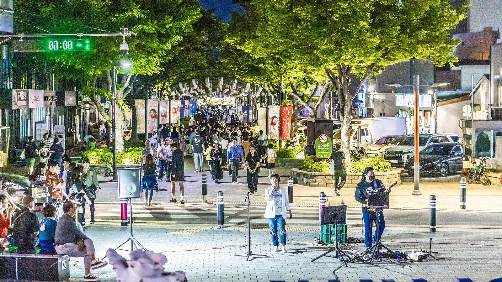People enjoying busking at Wolhwa Street Park 01's Night is<br>More Beautiful Than Its Day