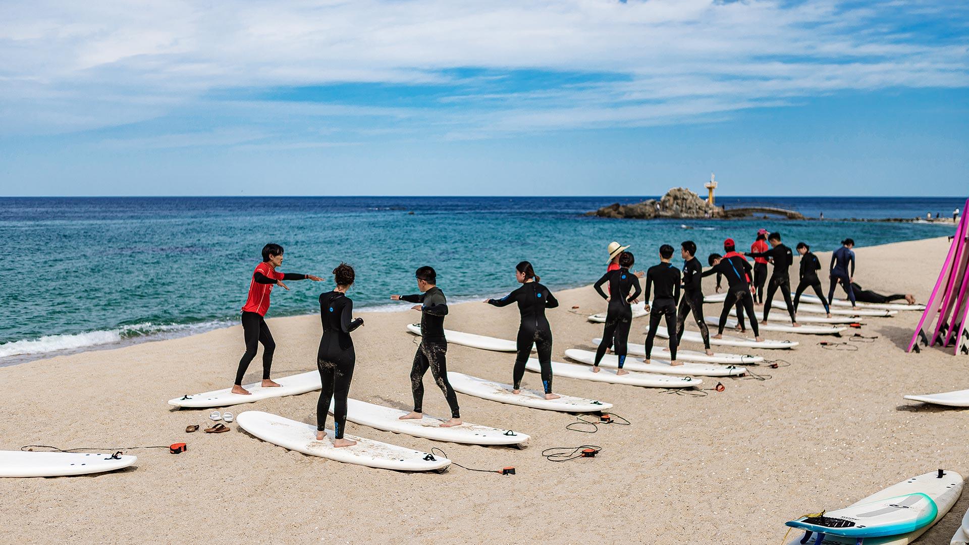 People taking surfing lessons 01