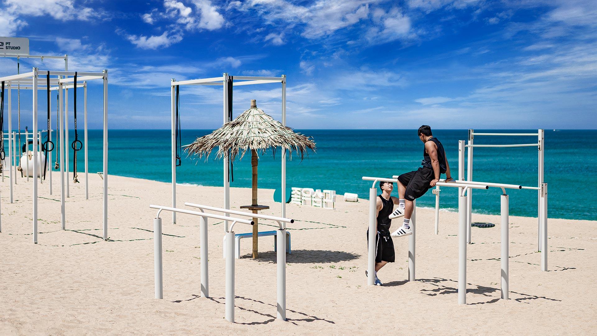 People enjoying fitness at Muscle Beach 05