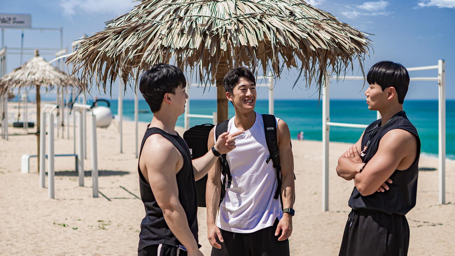 People enjoying fitness at Muscle Beach 04
