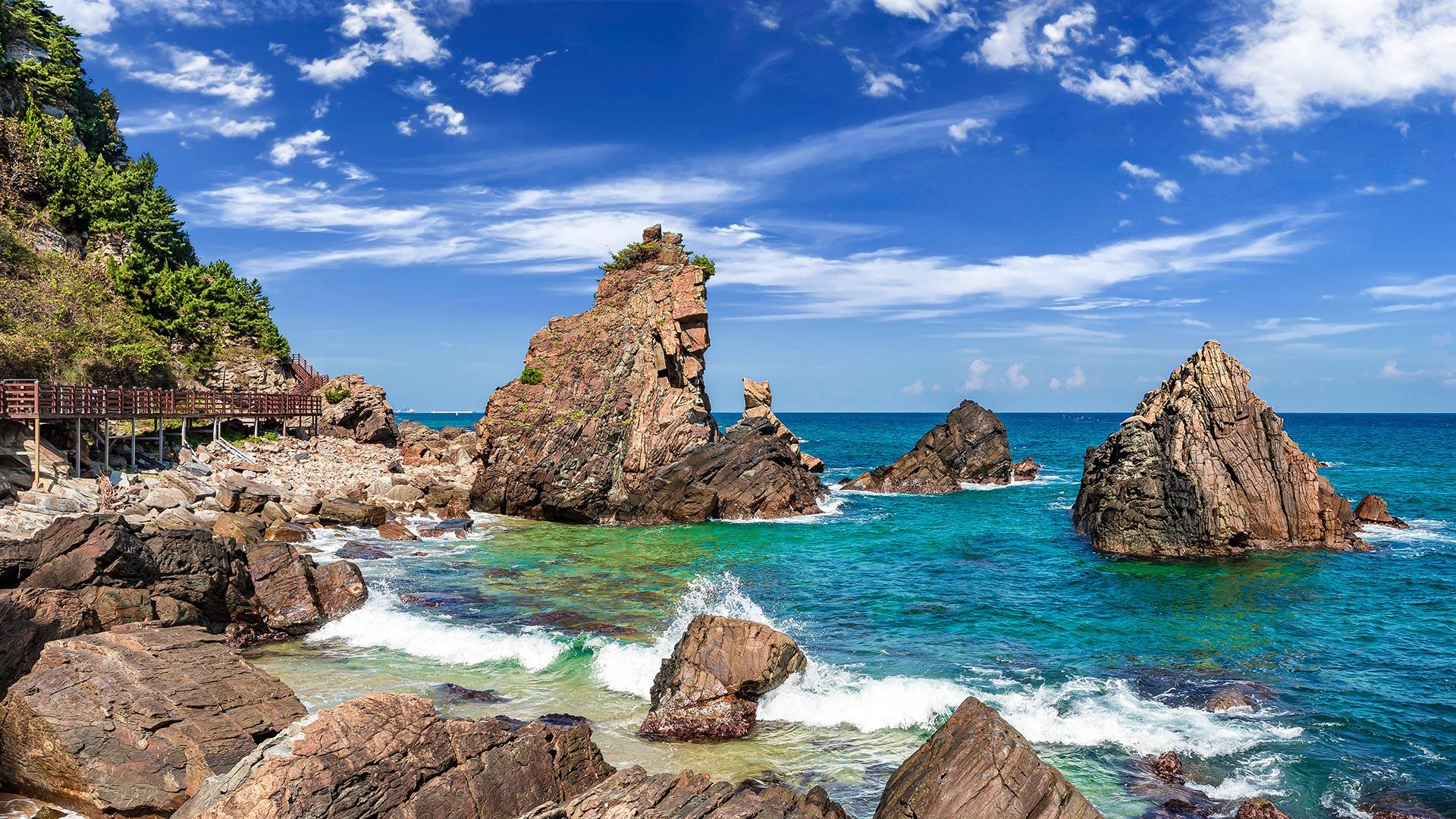 Jeongdong-Simgok Badabuchae-gil with a view of the helmet and the sea