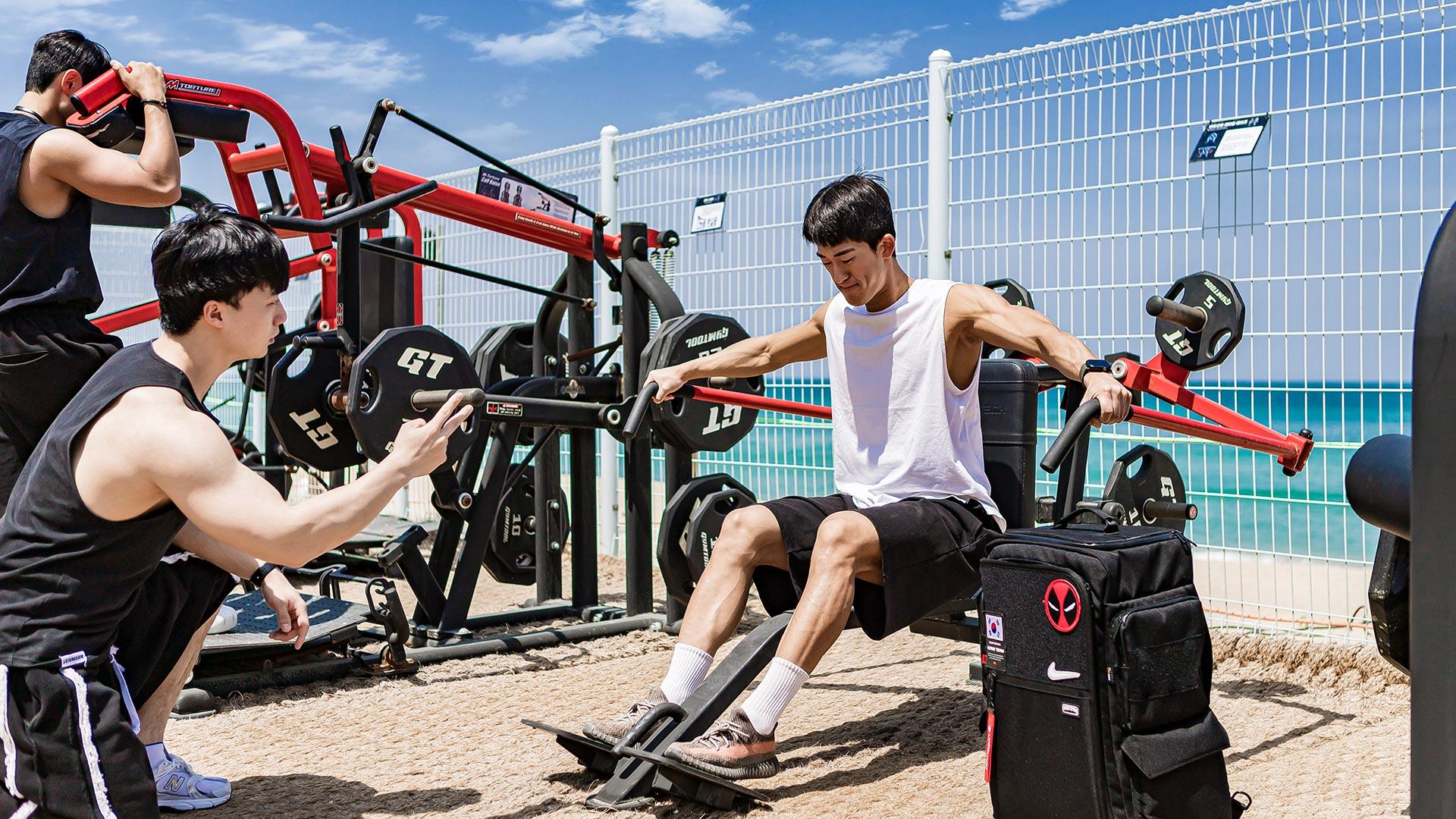 People enjoying fitness at Muscle Beach 01