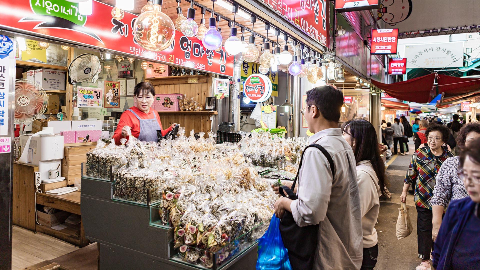 People shopping at Jungang Market 05