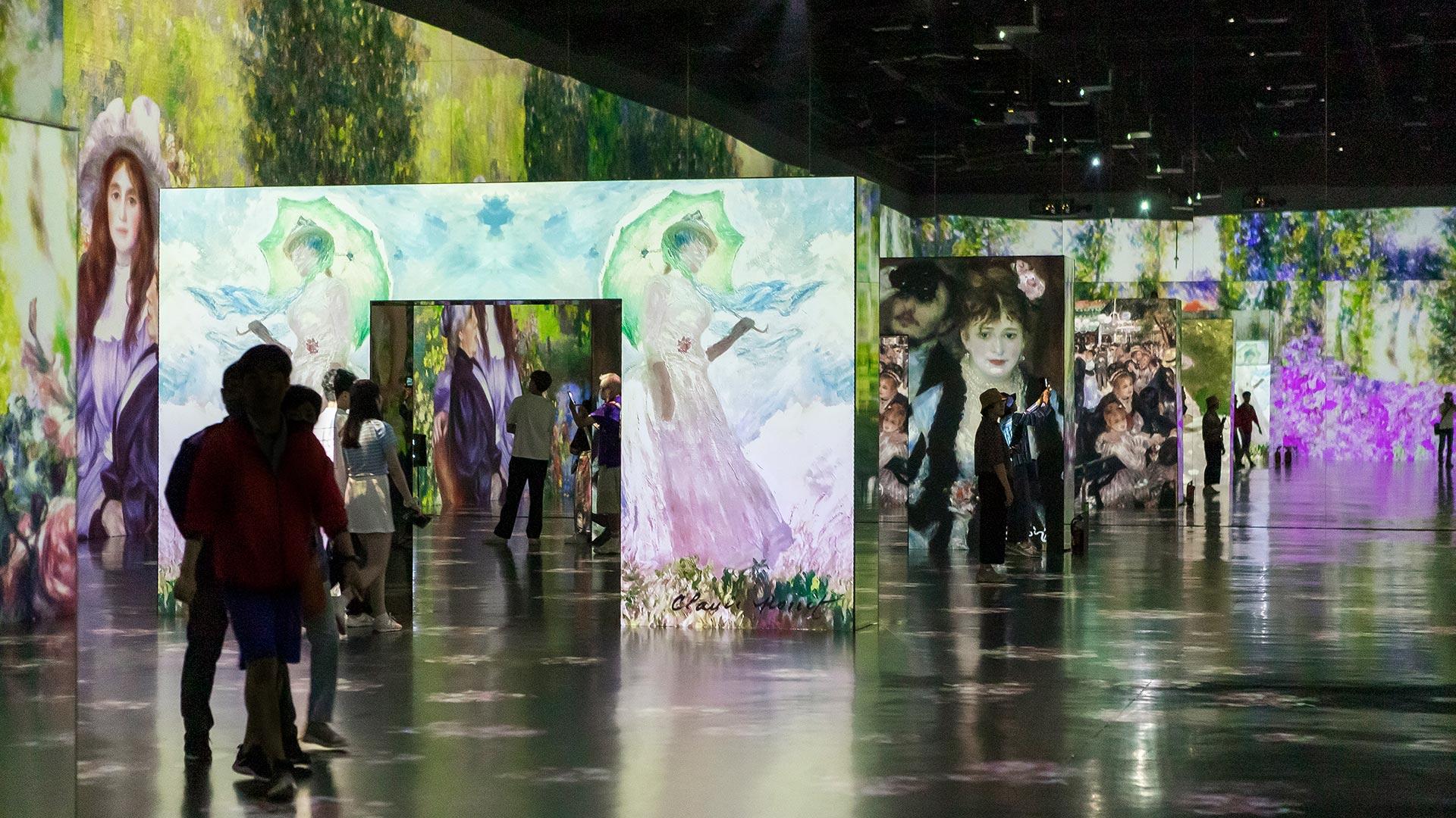 People enjoying the Arte Museum 01