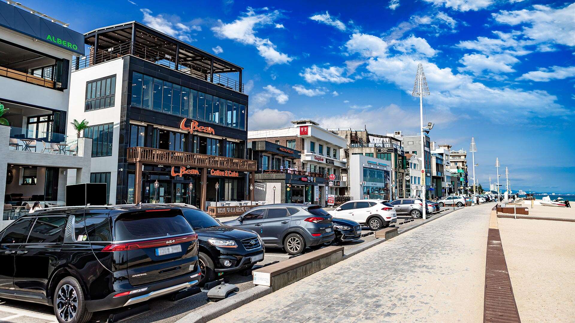 People enjoying Gangneung Coffee Street 04