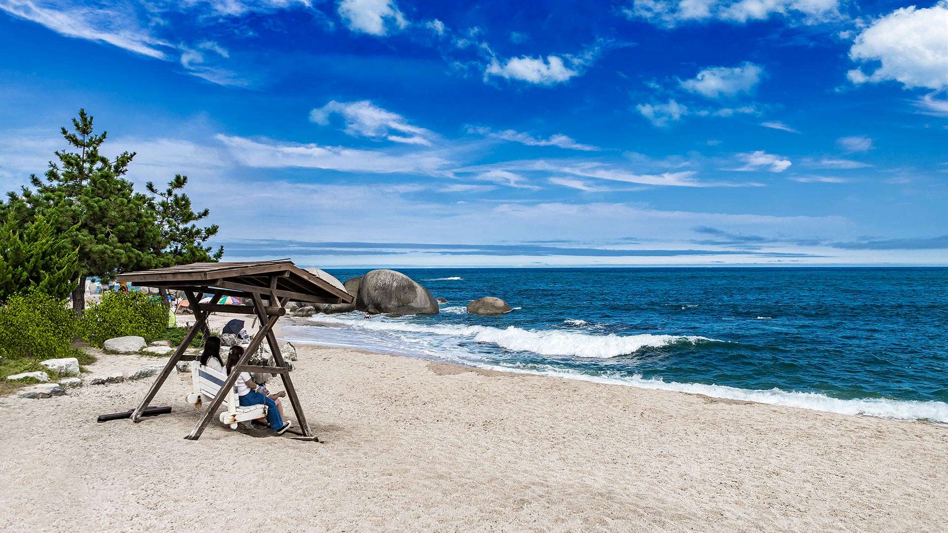 People enjoying the sea at Sacheonjin Beach 05