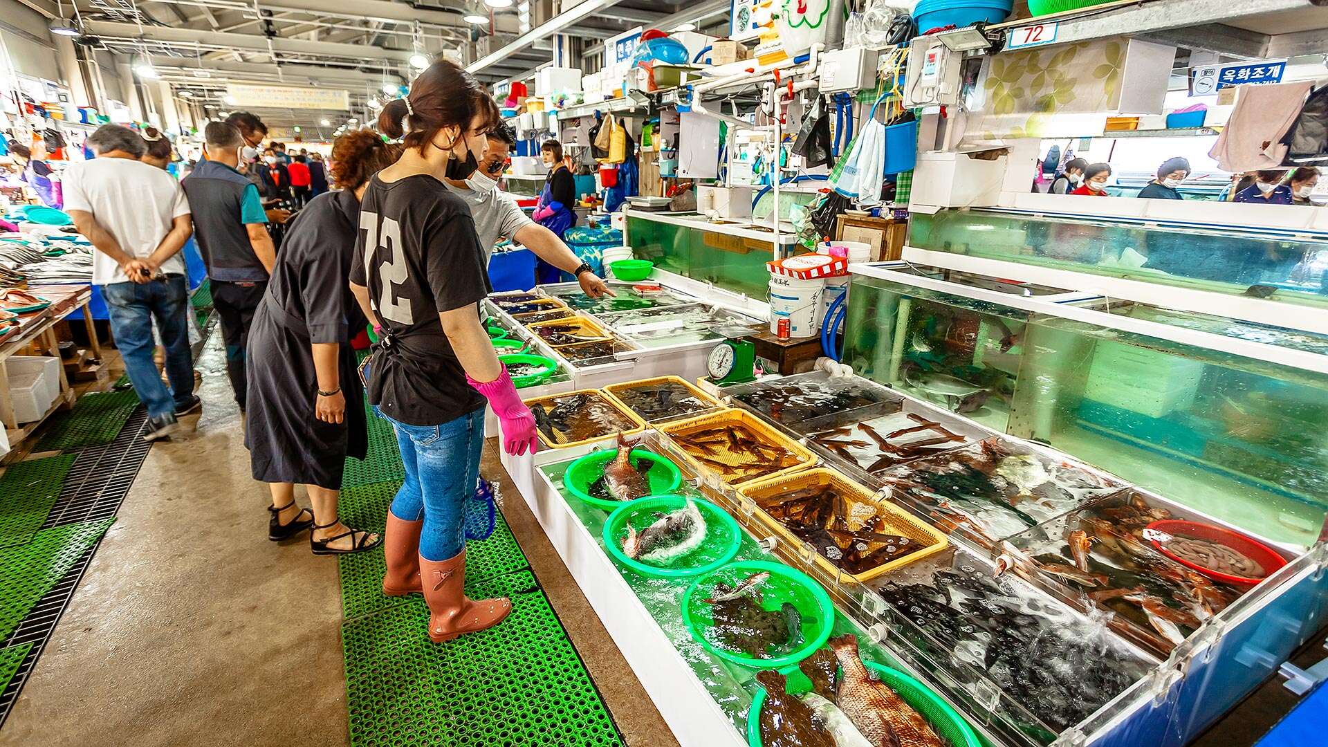 People shopping at Jumunjin Fish Market 04
